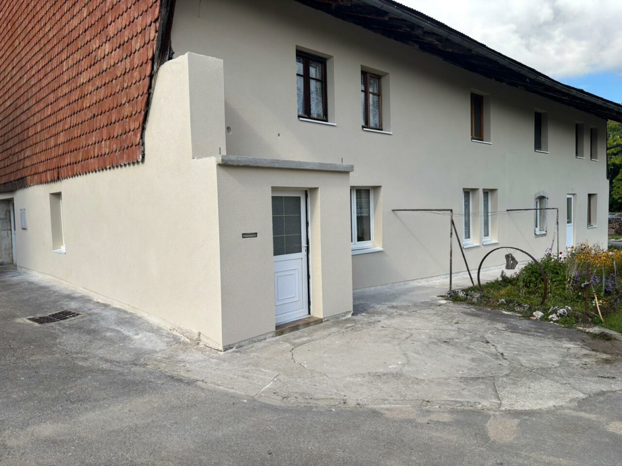 Ravalement façade ferme en Franche-Comté – enduit minéral beige clair – Façades 25, Doubs 25